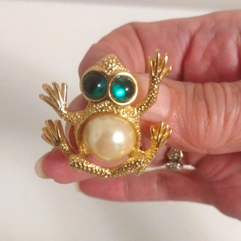 Vintage Rare Sarah Coventry Faux Pearl Jelly Belly Frog Brooch Green Eyes